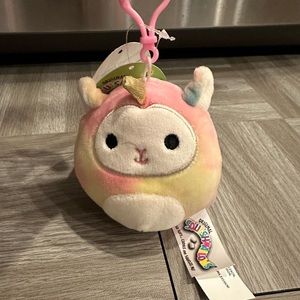 Squishmallow- Lucinda Lamb clip